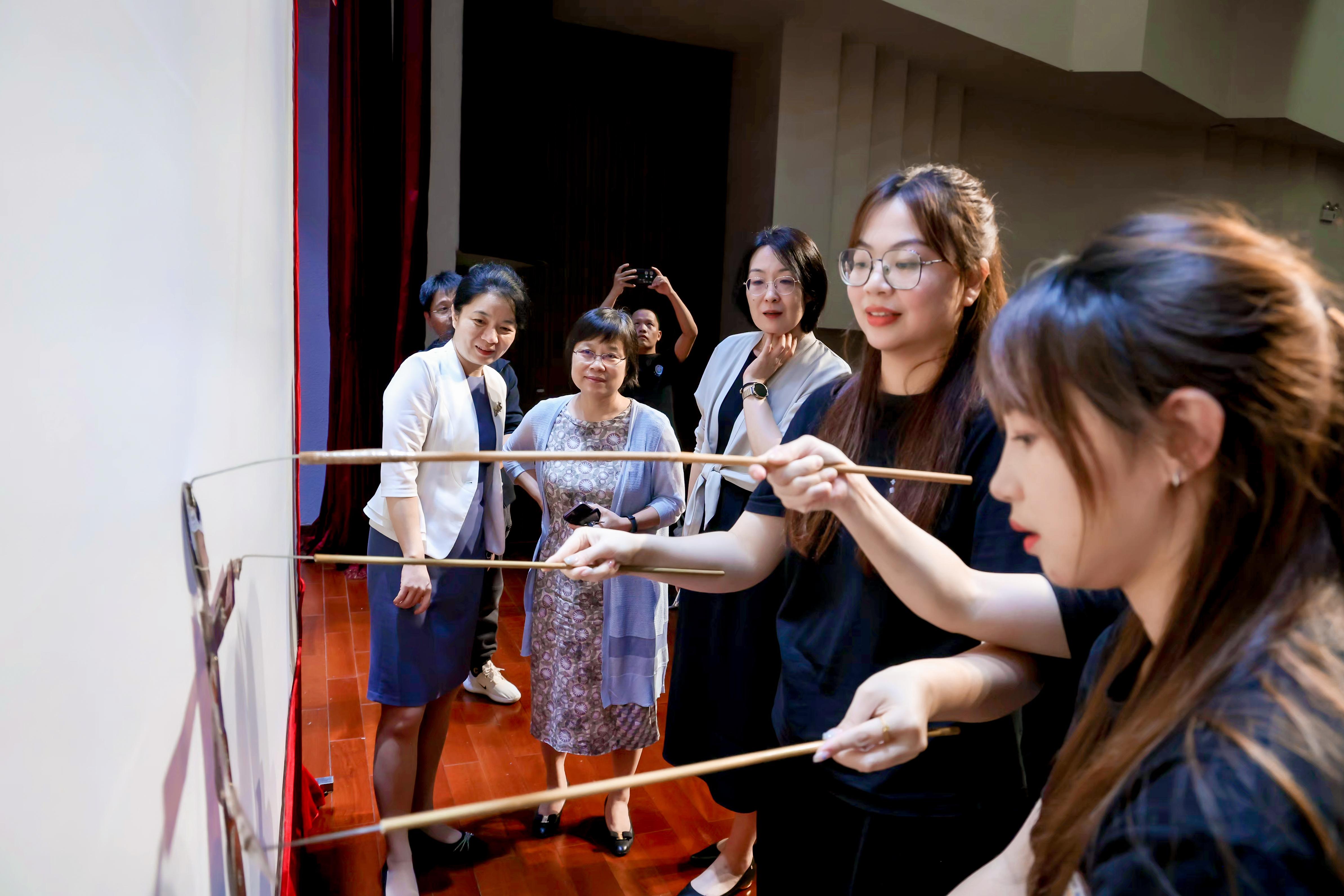 Lufeng shadow puppetry wows students