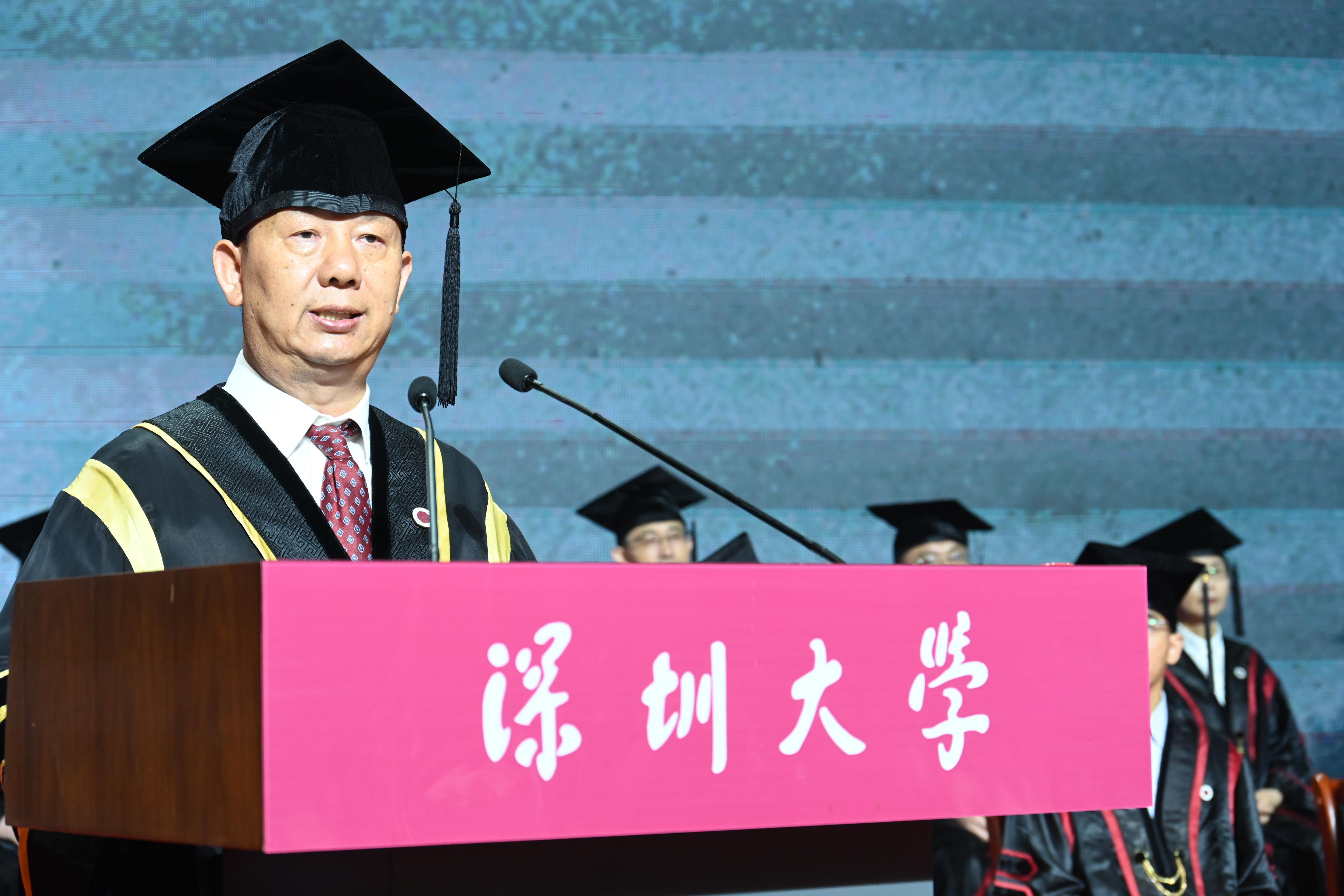 President Mao delivered a speech at SZU 2023 graduation ceremony