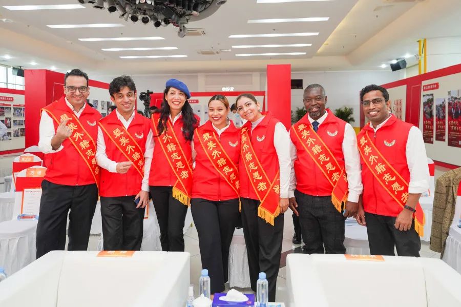 Intl students honored as SZ's Most Beautiful Foreign Volunteer