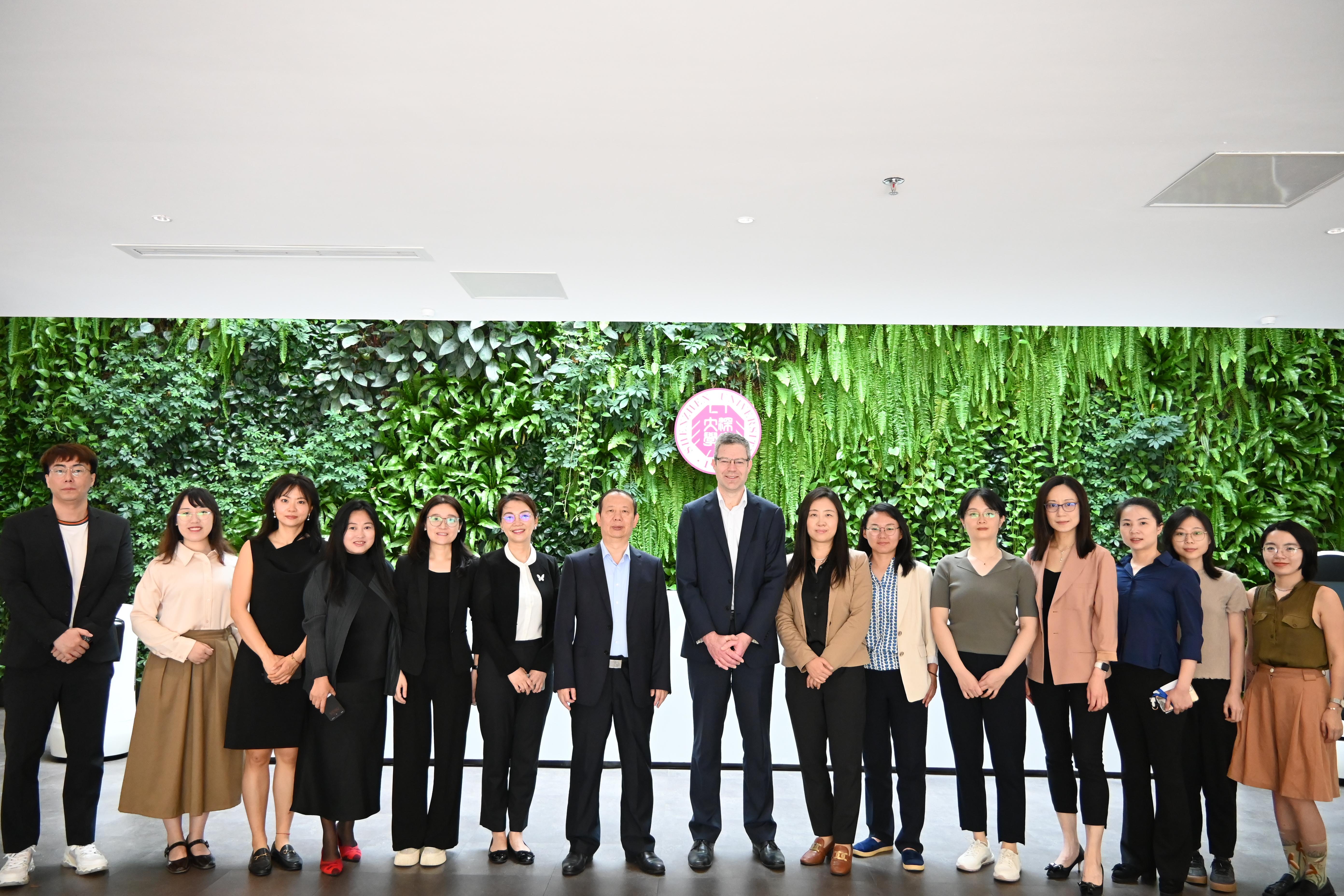 Elsevier's Senior Vice President Peter Harrison and his delegation visit Shenzhen University 