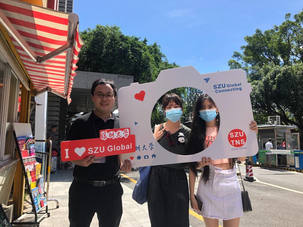 Students of US college start new term in SZ